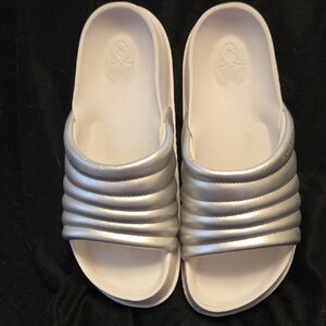Kuailu Silver Ribbed Slide Sandals - White Footbed